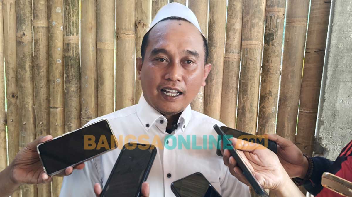 K.H. Basori Alwi atau yang akrab disapa Gus Basori, saat memberi keterangan kepada wartawan. Foto: MUJI HARJITA/BANGSAONLINE