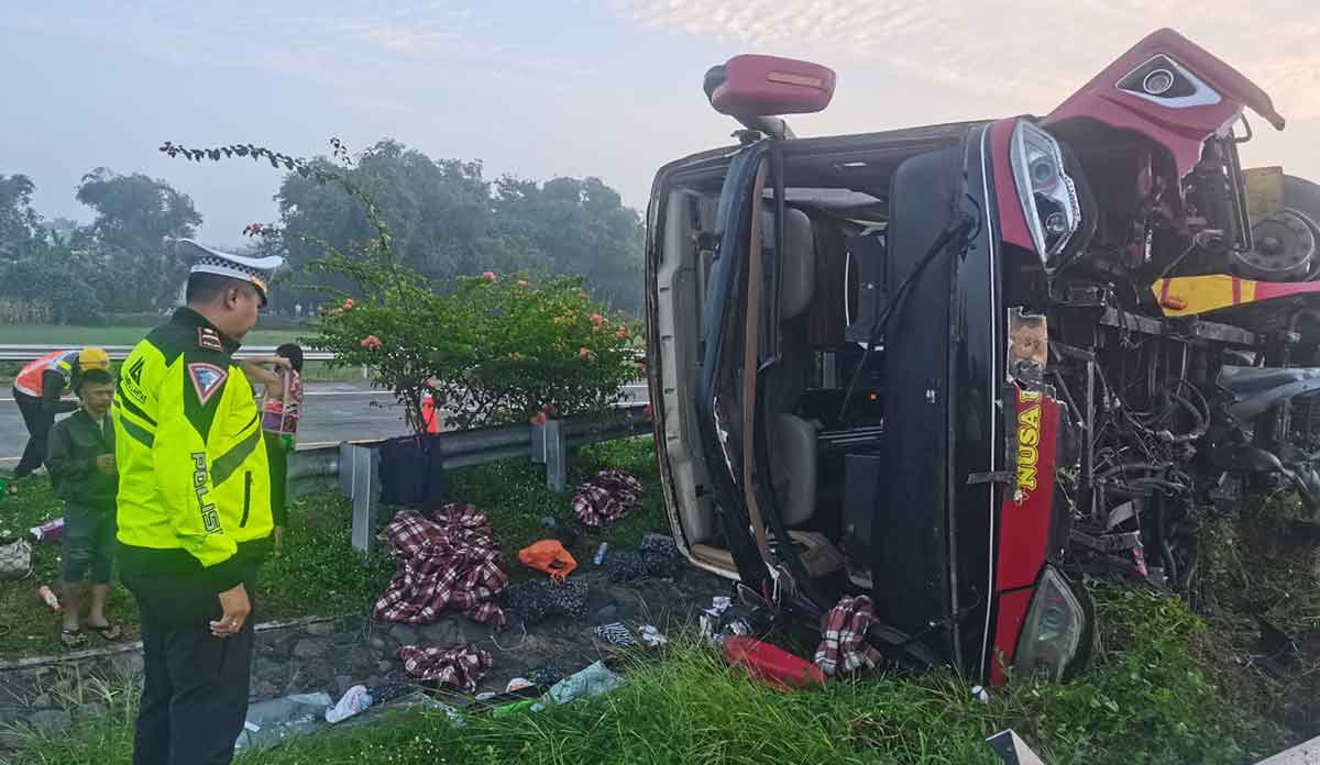 Petugas saat mengevakuasi bus yang terlibat kecelakaan di Tol Jombang. 