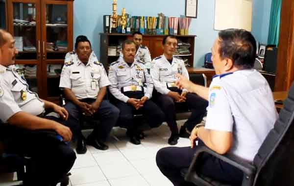 Sejumlah pegawai Dishub melakukan koordinasi terkait pungli yang terekam ponsel anggota dewan. foto: soewandito/BANGSAONLINE