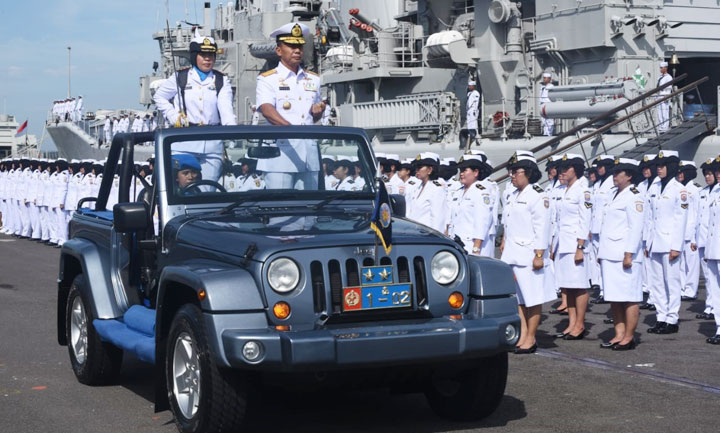 Pangarmada II Laksda TNI Heru Kusmanto saat meninjau barisan dalam upacara HUT Kowal ke-57 bertempat di Dermaga Madura Koarmada II, Ujung Surabaya, Senin (06/01/2020).
