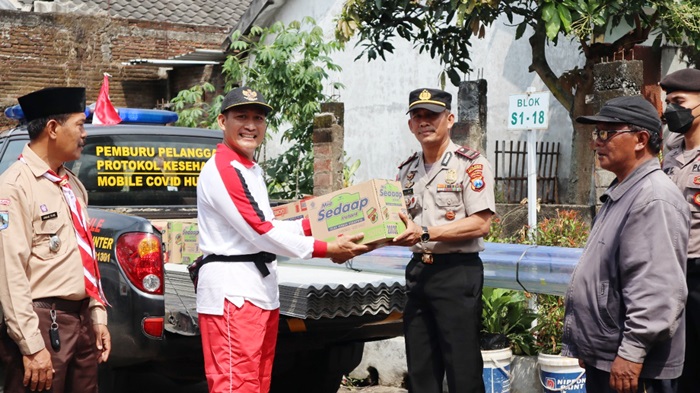 Kapolres Malang AKBP Ferli Hidayat melalui Kapolsek Pakisaji AKP Sutomo menyerahkan bansos kepada para korban bencana alam hujan disertai angin kencang di Dusun Sememek, Desa Kebonagung, Kecamatan Pakisaji, Kabupaten Malang, Minggu (14/8/2022).