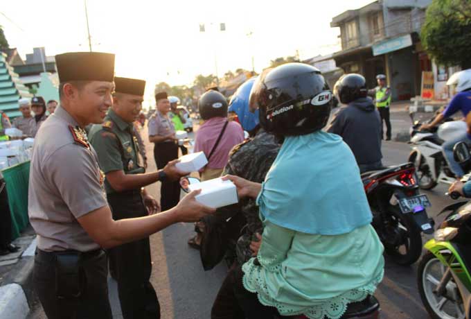 Kapolres AKBP Wahyu Sri Bintoro dan Dandim Letkol (Kav) Widodo Pujianti membagikan takjil kepada pengendara. 