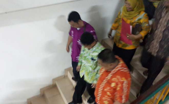 Tersangka Dirut PDAM DTS Sugeng Mujiadi (tengah berpakaian hijau) saat digelandang tim penyidik Kejari Sidoarjo ke lapas kelas II A Sidoarjo. foto: nanang ichwan/ BANGSAONLINE