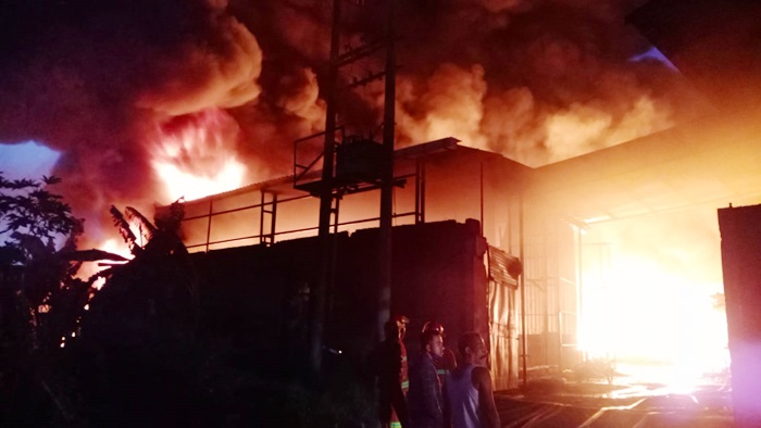 Kondisi gudang daur ulang plastik di Dusun Patuk Pulo, Desa Sidomulyo, Kecamatan Krian, Kabupaten Sidoarj yang terbakar hebat, Jumat (23/9/2022) dini hari.