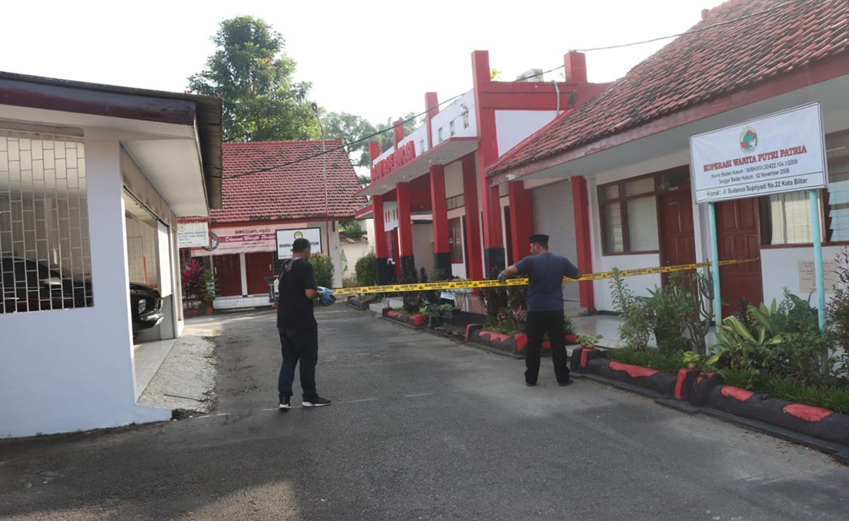 Petugas memasang police line di Rumah Dinas Wali Kota Blitar.