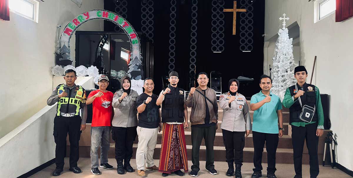 Kasat Binmas Polres Pasuruan, Iptu Sunarti, saat berkunjung ke salah satu gereja.
