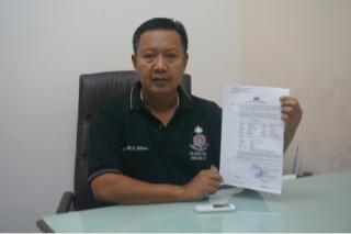 SURAT PENAHANAN – Kasubid Hardabangtah Dit Reskrimum Polda Jatim AKBP Hadi Utomo menunjukkan surat penahanan di Mapolda Jatim, Minggu (18/5/2014). foto : rusmiyanto/BangsaOnline

