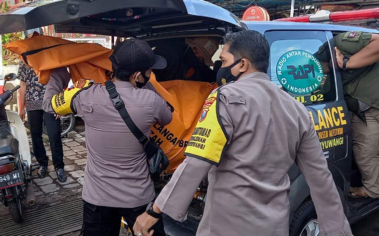 Mayat korban tiba di RSUD untuk diautopsi.