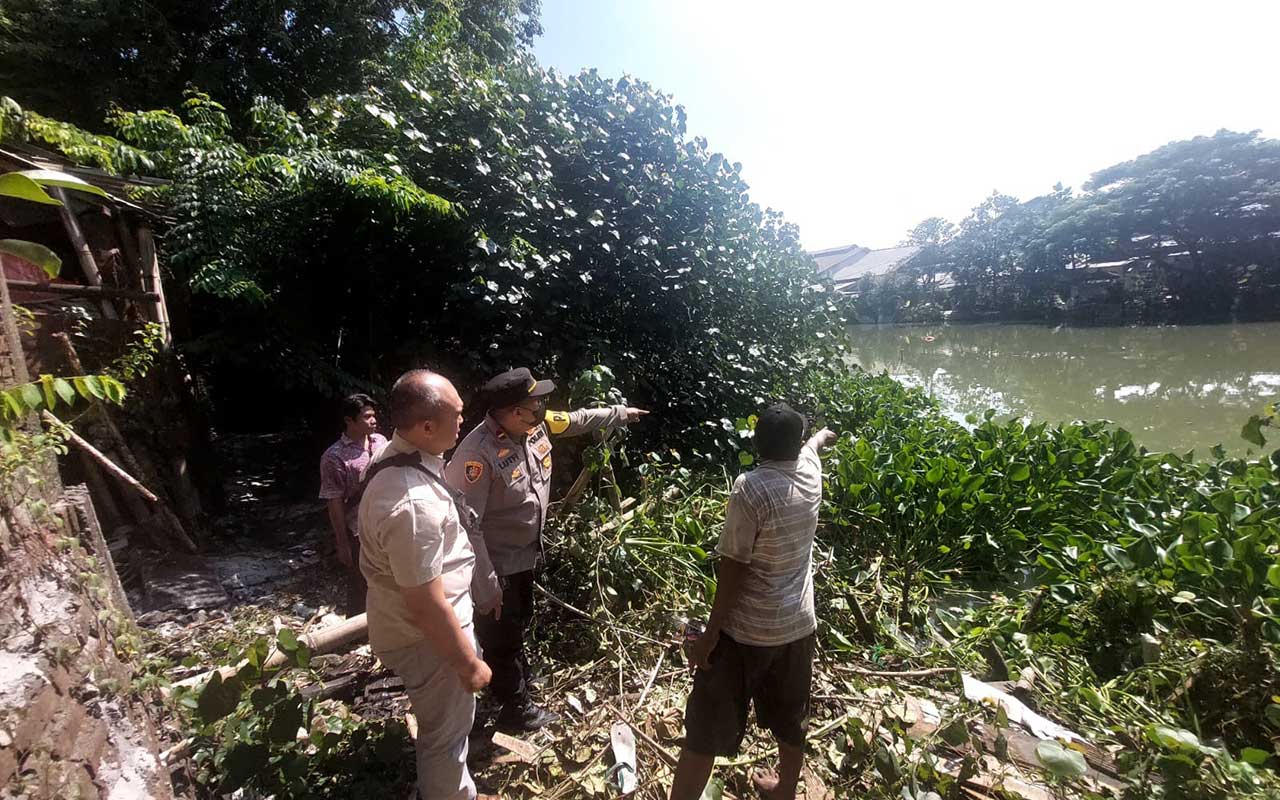 Polsek Karangpilang saat meninjau lokasi bunuh diri korban di Sungai Brantas, Surabaya.