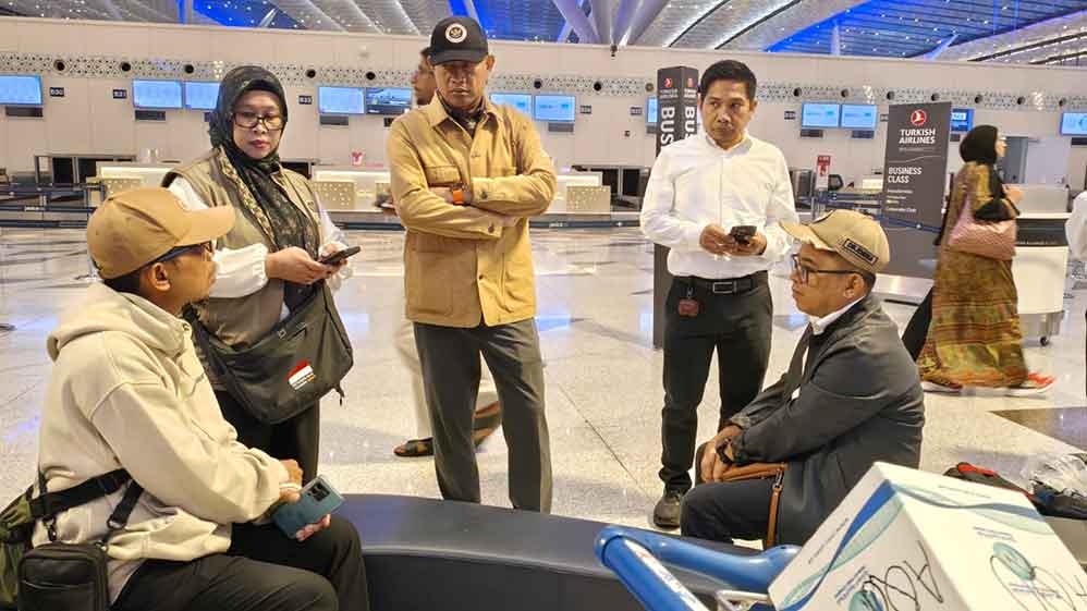 Dirjen Bina Penyelenggaraan Haji dan Umrah, Puji Raharjo (kanan) saat memantau lokasi vital di Arab Saudi. Foto: Dok. Kemenhaj.