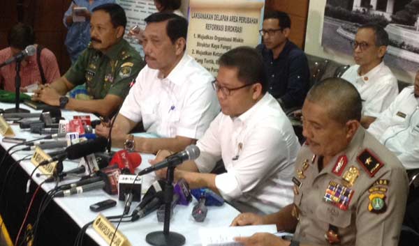 Menkopolhukam Luhut Binsar Pandjaitan, Menkominfo Rudiantara dan Wakapolda Metro Jaya saat memberikan keterangan terkait kerusuhan aksi sopir angkutan di Menkopolhukam, Selasa (22/3) malam. foto: rakisa/ BANGSAONLINE