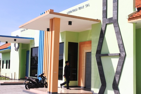 ?Gedung Laboratorium Teknik Mesin dan Teknik Sipil. Fasilitas yang disediakan Unsuri Surabaya untuk mengembangkan kemampuan mahasiswanya. Foto:nur faishal/BANGSAONLINE