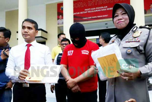 Tersangka Ketut Suardika saat digelandang di Mapolrestabes Surabaya.