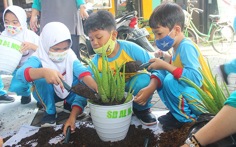 Siswa-siswi SD Al Muslim saat menanam pohon di Balai Desa Berbek, Waru, Sidoarjo. Foto: Ist.