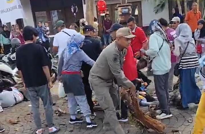 Tangkapan layar video detik-detik kepanikan usai dahan pohon menimpa siswa dan guru SDN 1 Demangan di Pendapa Pemkab Bangkalan