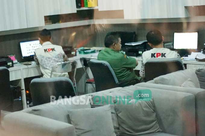 Petugas KPK saat melakukan penggeledahan di ruang Sekda Jombang, Senin (5/12).
foto: RONY S/ BANGSAONLINE 