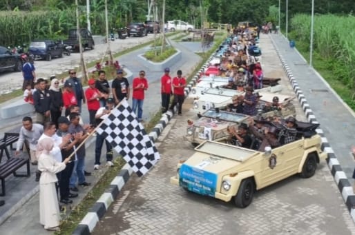 Wali Kota Kediri Vinanda Prameswati saat memberangkatkan City Tour Volkswagen di Kawasan IPLT. (Ist)