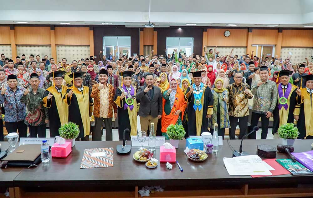 Wabup Gresik Aminatun Habibah (selendang oranye) didampingi Bupati Fandi Akhmad Yani usai menerima gelar doktor dari Unesa. Foto: Ist.