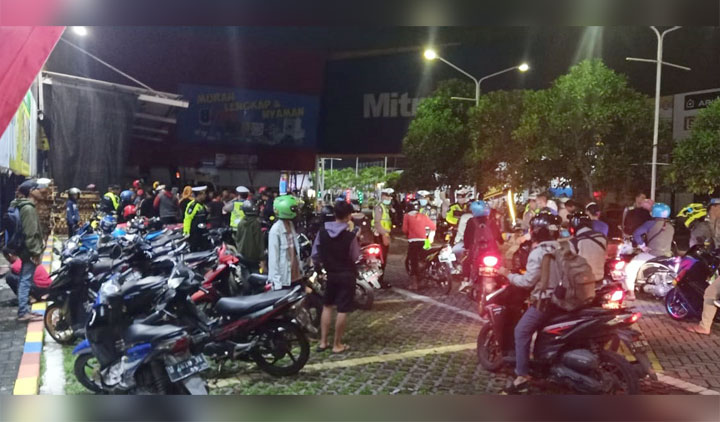 Satlantas Polresta Sidoarjo saat menggelar razia kendaraan di jalan raya Jenggolo untuk antisipasi balap liar.