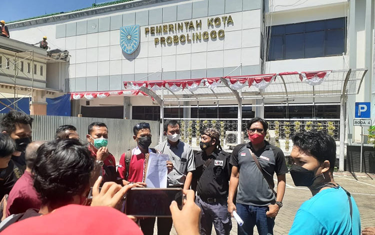 Aliansi LSM Peduli Pemulihan Ekonomi Kota Probolinggo melayangkan somasi kepada Pemkot Probolinggo. (foto: ist)