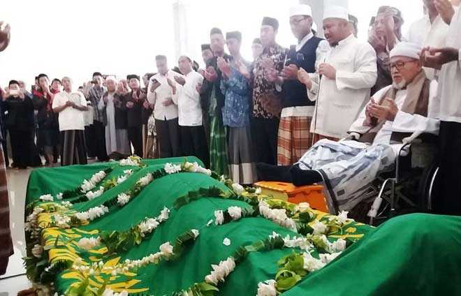 Jenazah KH Hasyim Muzadi disalati.
