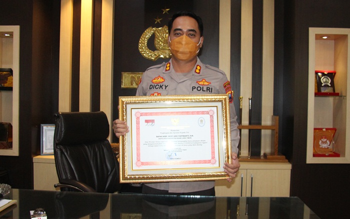 Kapolres Ngawi saat menunjukkan penghargaannya dari Kapolri kepada BANGSAONLINE.com.