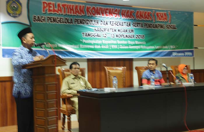 Kadinsos PPPA Kabupaten Nganjuk, Drs M Yasin saat memberikan sambutan kepada peserta pelatihan KHA. foto: BAMBANG/ BANGSAONLINE