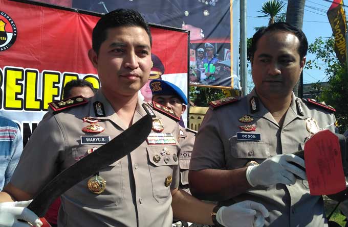 Kapolres Bojonegoro, AKBP Wahyu Sri Bintoro menunjukkan parang yang digunakan pelaku saat beraksi. foto: EKY NURHADI/ BANGSAONLINE