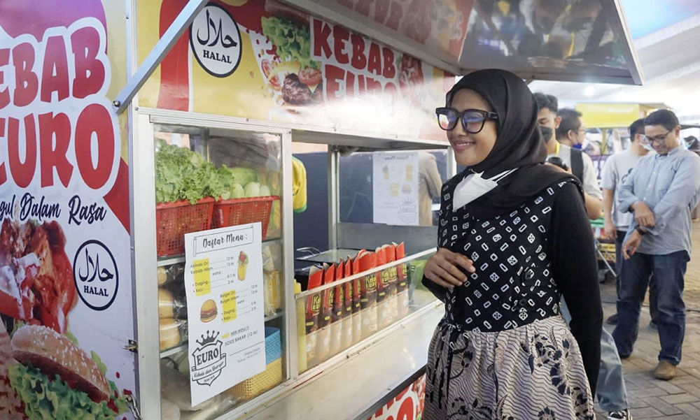 Ketua TP PKK Kota Kediri Ferry Silviana Abu Bakar saat berkeliling stand di Explorasa Street Food Festival 2022. Foto: Ist.