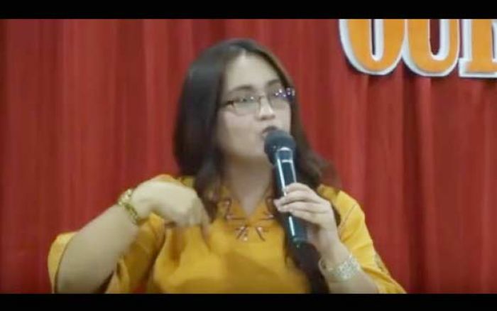 Pendeta Ruth Ewin bikin geger lantaran mengaku sebagai cucu Kiai Tebuireng. foto: youtube