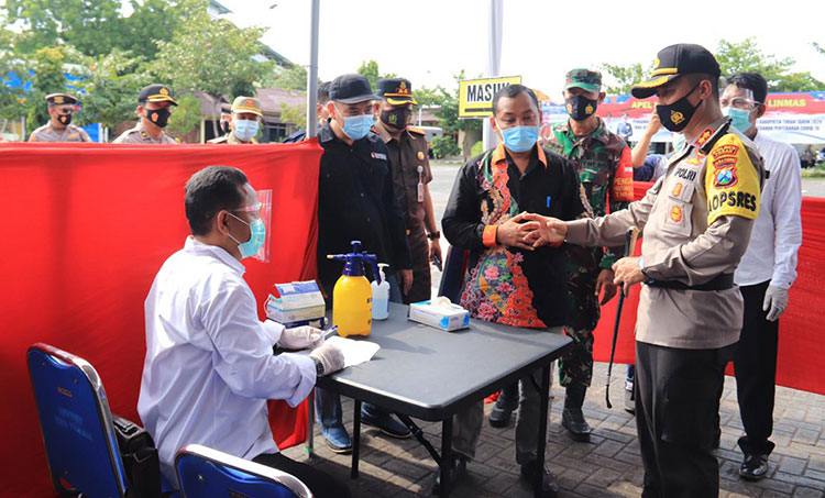 KPU bersama Polres Tuban gelar simulasi pemungutan sesuai prokes. (foto: ist)