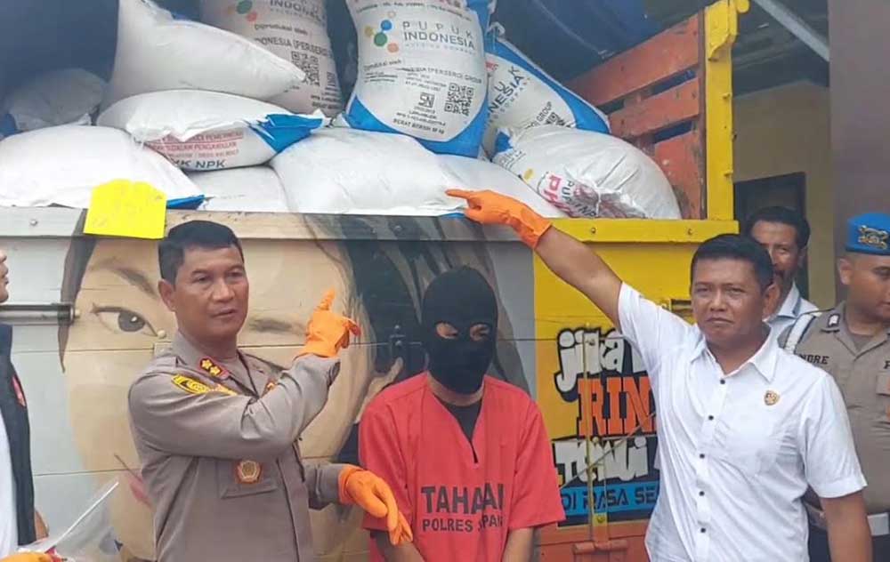 Kapolres Sampang AKBP Hartono menunjukkan barang bukti pupuk subsidi yang hendak diselundupkan.
