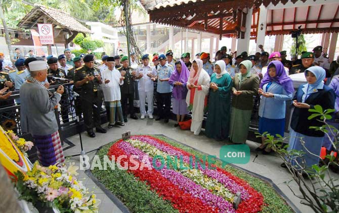 Panglima TNI Jenderal gatot Nurmantyo saat berdoa bersama di area makam KH Hasyim Asy