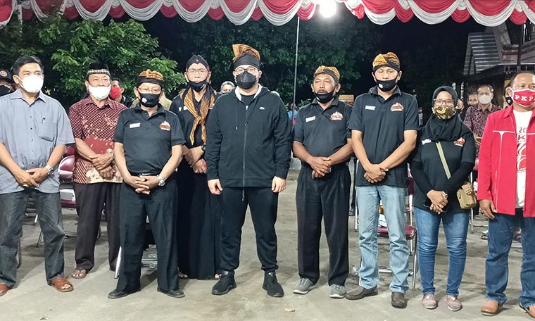 RW, RT, dan para seniman se-Desa Sukorejo, Kecamatan Ngasem, Kabupaten Kediri, saat mendeklarasikan dukungannya kepada pasangan cabup-cawabup Kediri, Hanindhito Himawan Pramana-Dewi Mariya Ulfa yang dihadiri langsung oleh Dhito (tengah). foto: Muji Harjita/ BANGSAONLINE