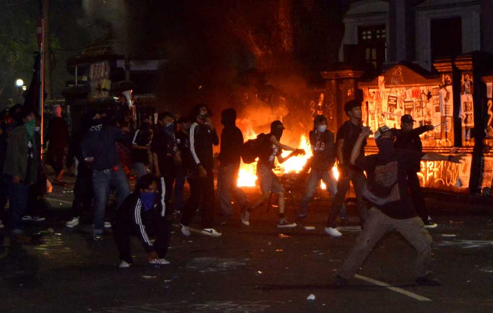 Suasana demo di depan Gedung DPRD Kota Malang untuk menolak revisi UU TNI yang berakhir ricuh, Minggu, 23 Maret 2025. 