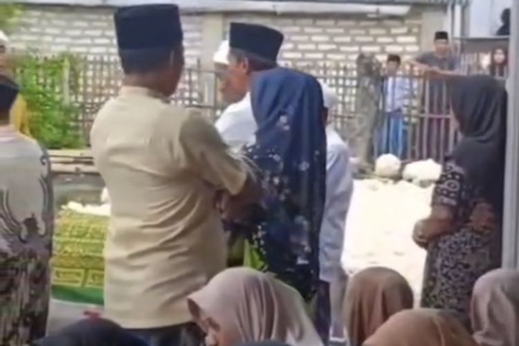 Tangkapan layar saat warga mendatangi rumah duka