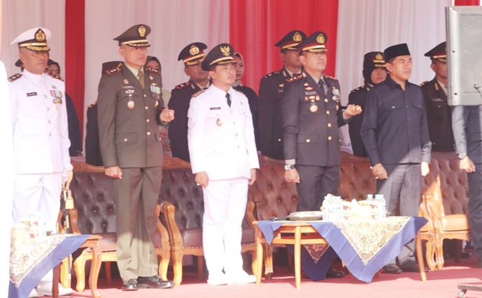 Wawali Pasuruan Adi Wibowo beserta jajaran Forkopimda saat mengikuti upacara virtual HUT Bhayangkara ke-76 bersama Presiden Joko Widodo. foto: ARDIANZAH/BANGSAONLINE