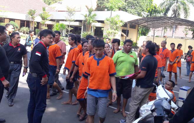 Para tersangka saat diekspos di Mapolres Gresik. foto: SYUHUD/HARIAN BANGSA