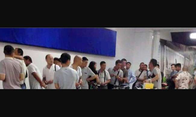 Para pekerja Cina yang tiba di Terminal 2D Gate 3, Bandara Soekarno-Hatta. Mereka sebelumnya diduga merupakan tentara Cina yang kemudian dibantah Polisi sebagai pekerja tambang di Kendari.