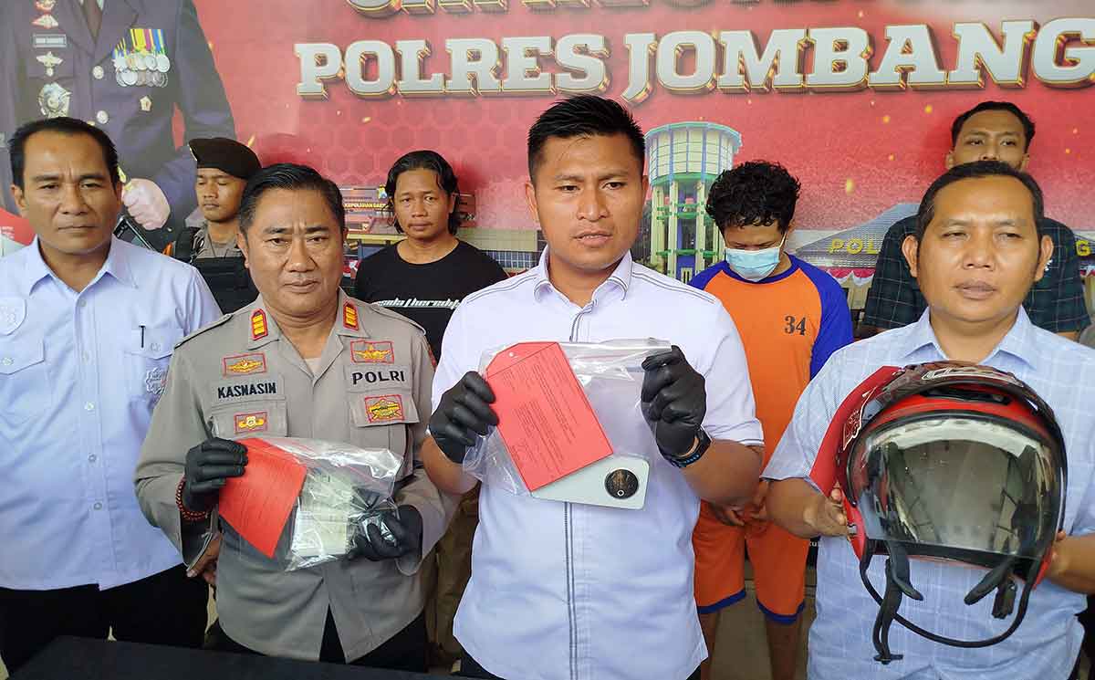 Konferensi pers terkait pencurian taksi online di Mapolres Jombang.