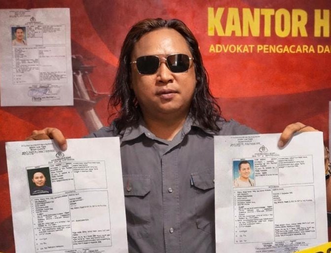 Kuasa hukum pelapor Yosi Calvin, Dodik Firmansyah saat menunjukan bukti pencarian DPO