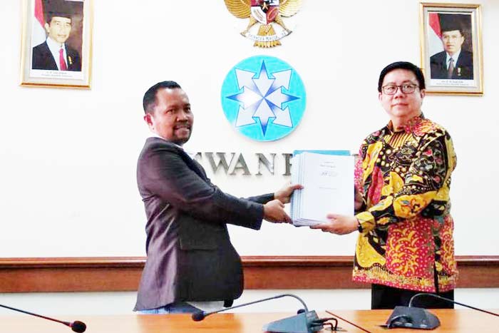 Ketua Dewan Pers Yoseph Adi Prasetya (kanan) ketika menerima pendaftaran berkas organisasi dari pengurus AMSI yang dipimpin Ketua Umum AMSI Wenseslaus Manggut, di kantor Dewan Pers Jakarta, Senin (27/8/2018).