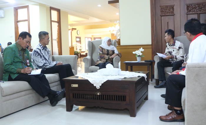 Didampingi Kadispora Jatim dan Plt. KaDisdik Jatim, Gubernur Khofifah menerima audiensi Deputi Bidang Pemuda Kemenpora RI Dr. H.M. Asrorun Ni