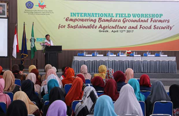 Bupati Sambari saat memberikan sambutan di workshop UMG. foto: SYUHUD/ BANGSAONLINE