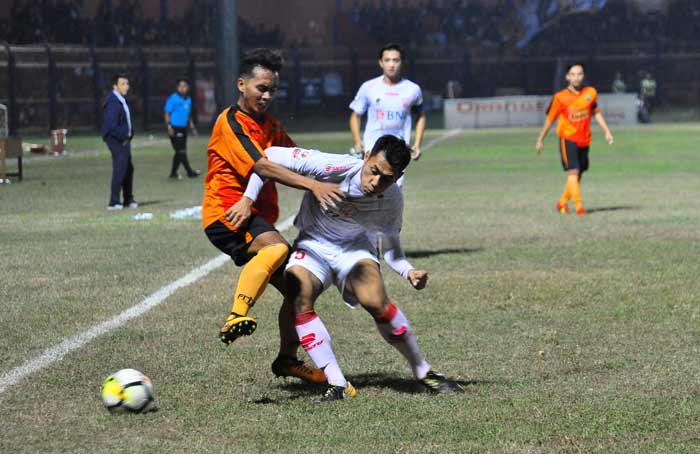 Pemain Persibo saat duel dengan pemain Persis Solo saat uji coba beberapa waktu lalu. foto: EKY NURHADI/ BANGSAONLINE
