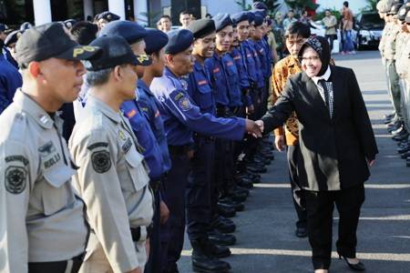 Wali Kota Surabaya Tri Rismaharini saat menyalami sebagai tanda ucapan selamat bertugas kepada petugas PMK. foto:humas 