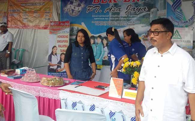 Bupati Blitar Herry Noegroho meninjau Job Fair yang diselenggarakan di Kecamatan Kademangan. Foto: tri susanto/BANGSAONLINE