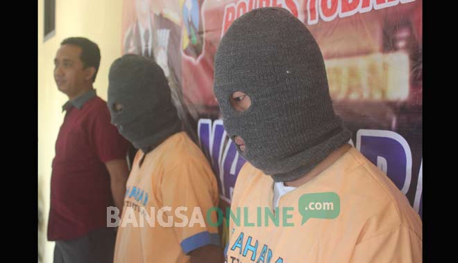 Kedua tersangka pengedar sabu saat dirilis di Mapolres Tuban. foto: SUWANDI/ BANGSAONLINE