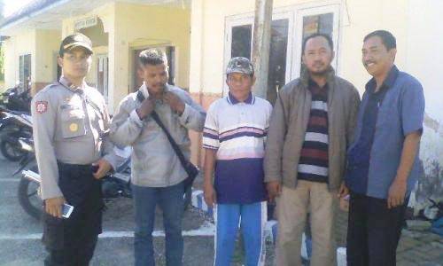 Tajul Muluk (dua dari kanan) dapat pengawalan ketat saat pulang kampung. (foto: bahri/BANGSAONLINE)