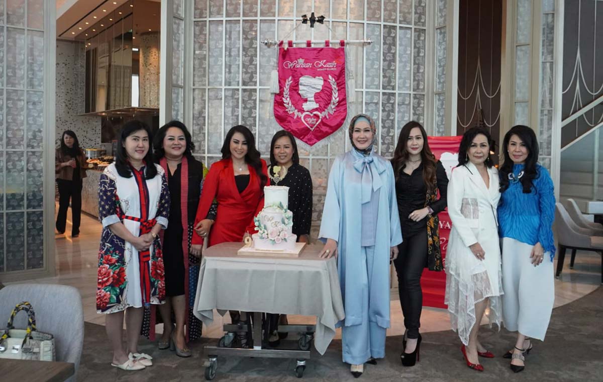 Penasihat Yayasan Warisan Kasih, Lita Machfud Arifin (berkerudung), saat foto bersama.